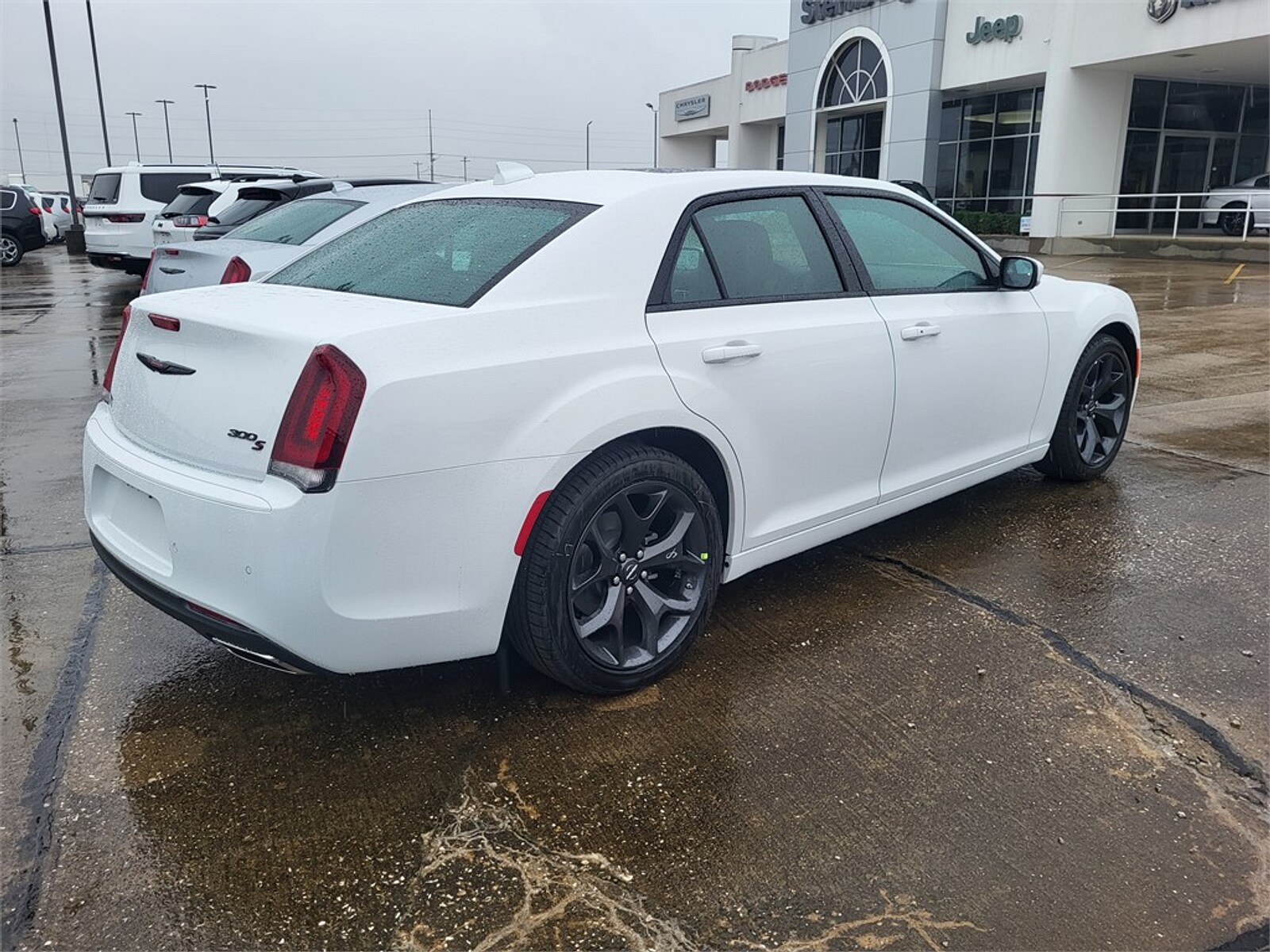 2023 Chrysler 300 photo 4