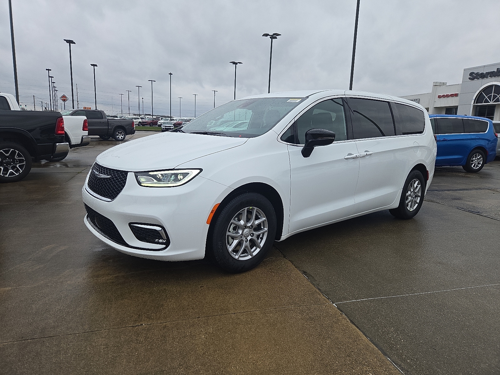 2026 Chrysler Pacifica Select's photo