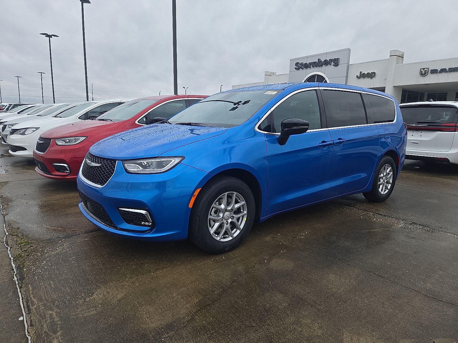 2026 Chrysler Pacifica Select's photo