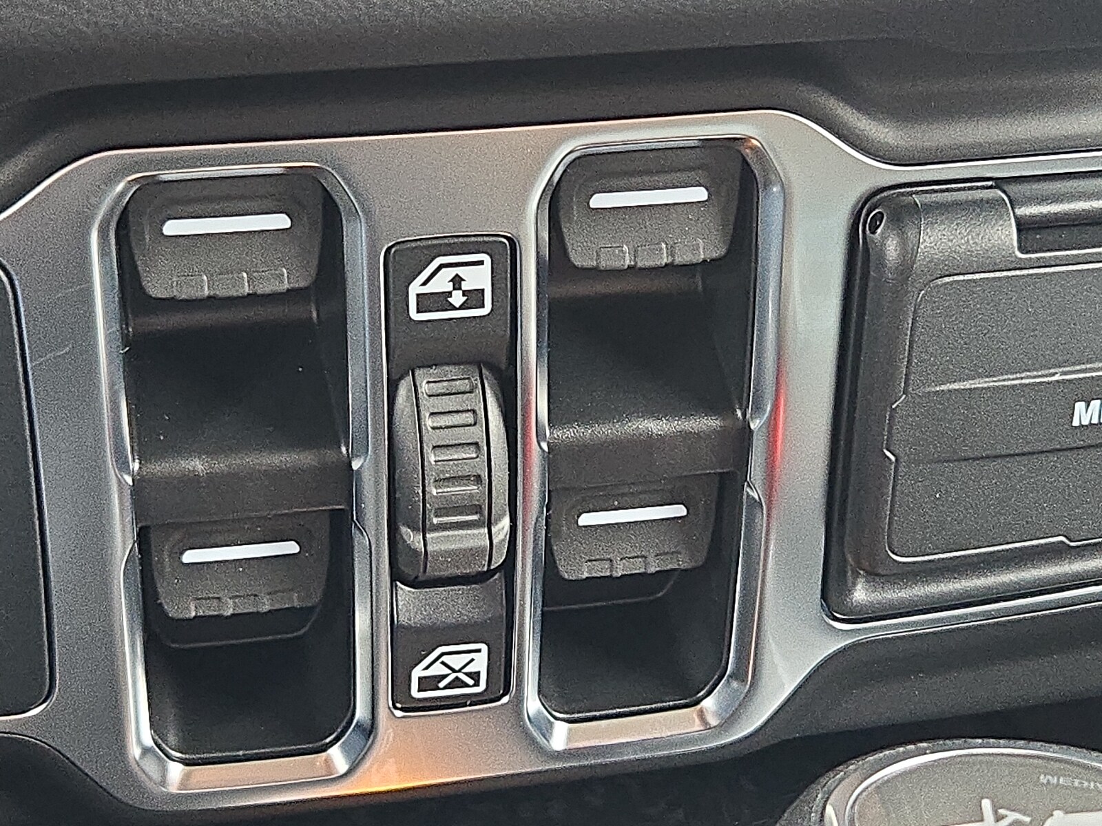 2025 Jeep Wrangler 4-Door Sahara - Photo 13
