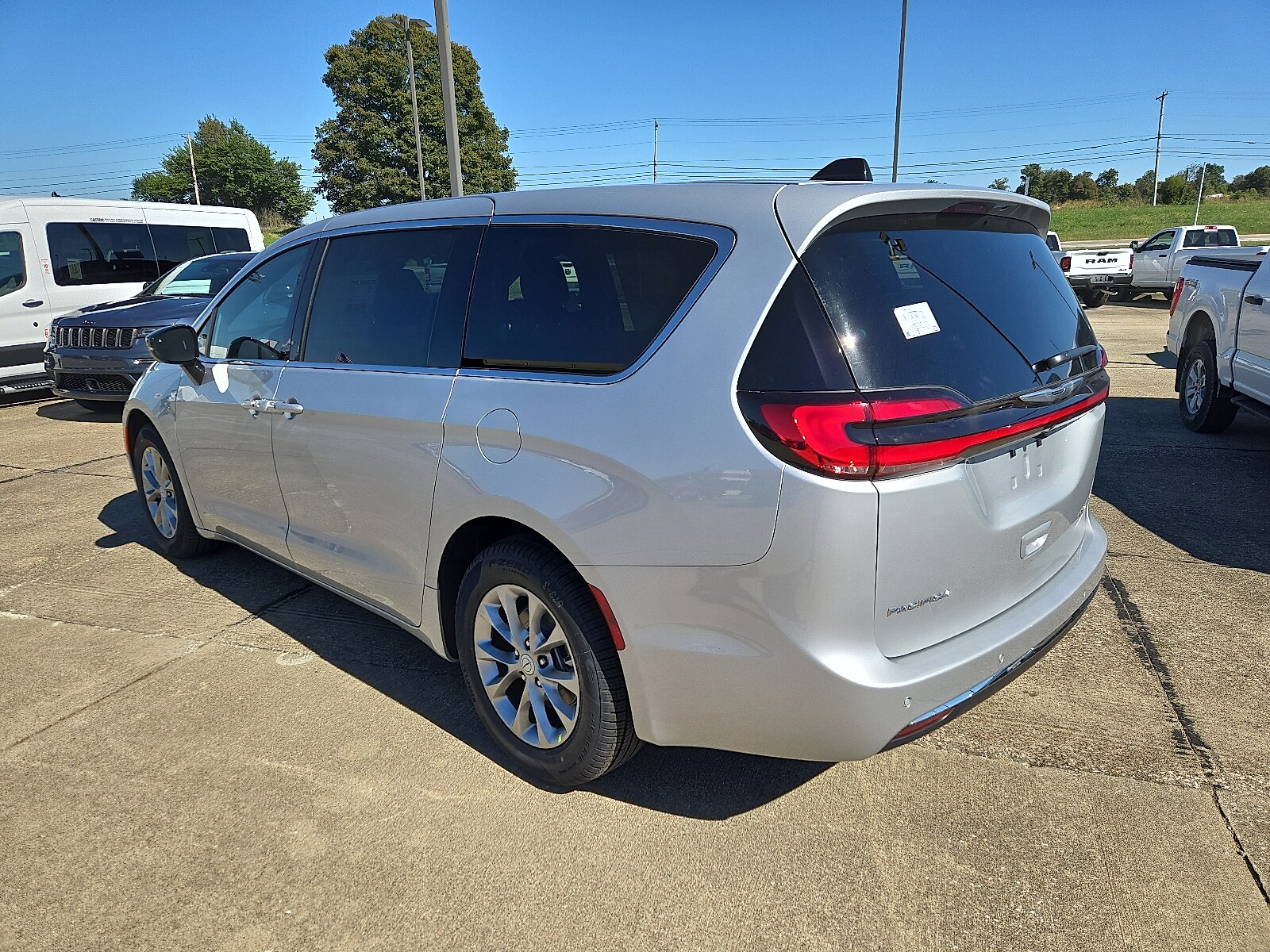 2026 Chrysler Pacifica Limited photo 3