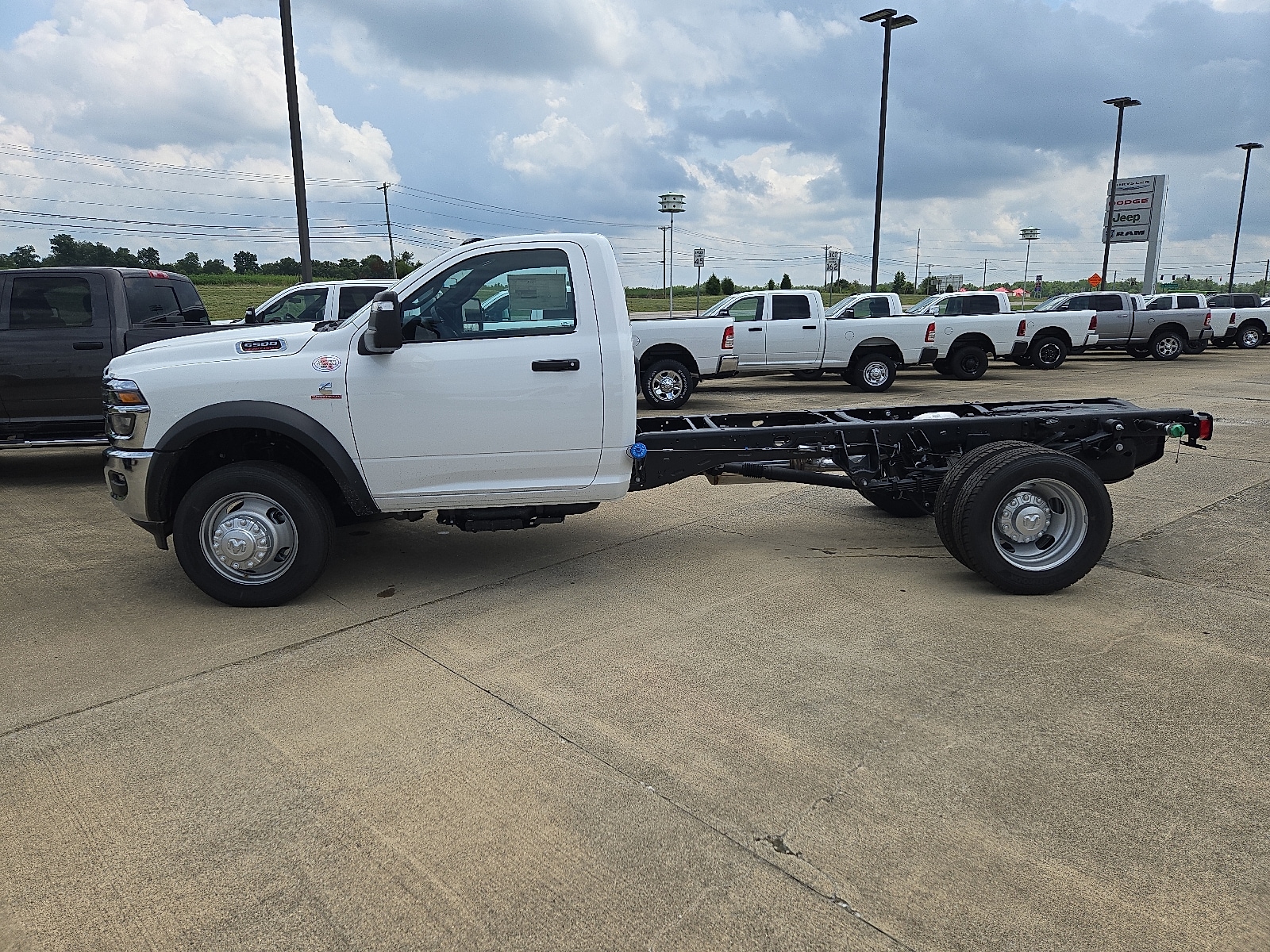 2025 Ram 5500 Tradesman photo 2