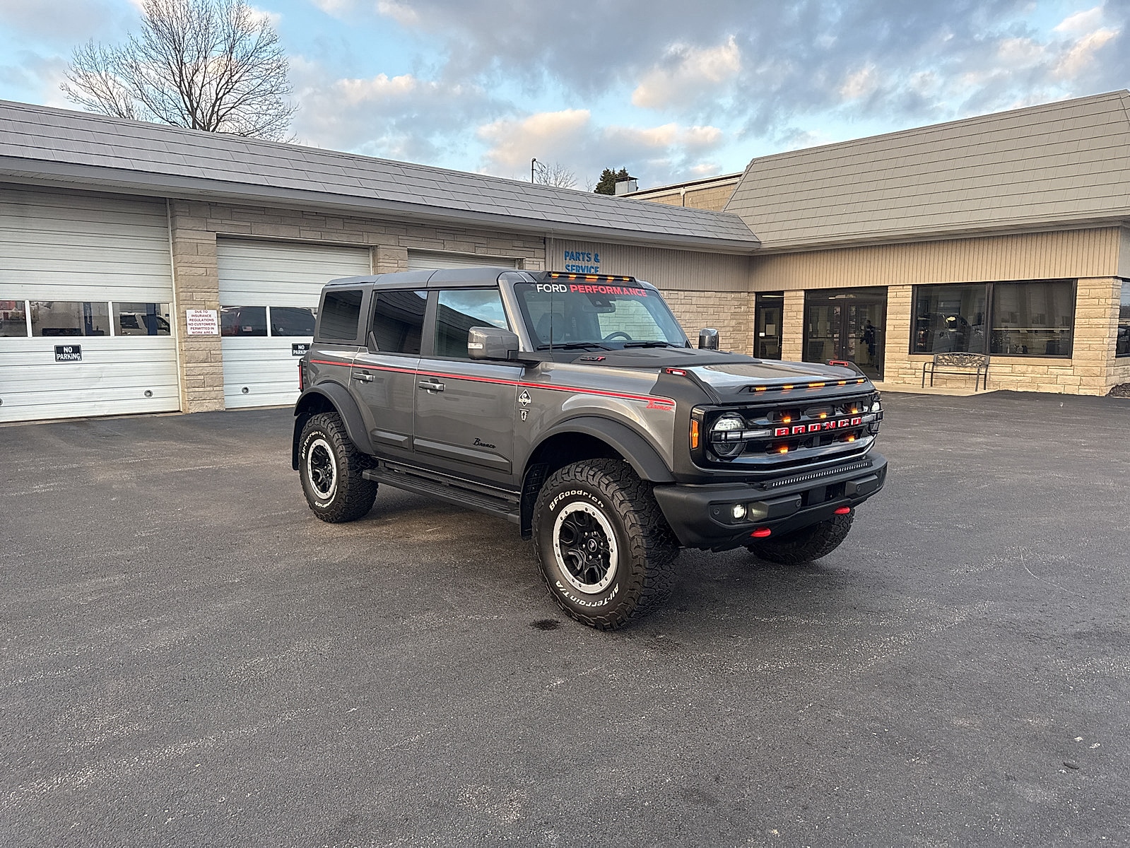 2024 Ford Bronco 4-Door Outer Banks's photo
