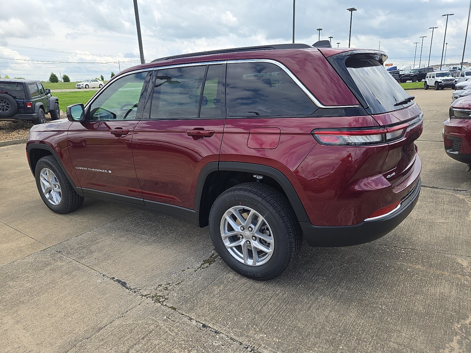2025 Jeep Grand Cherokee Laredo X photo 3