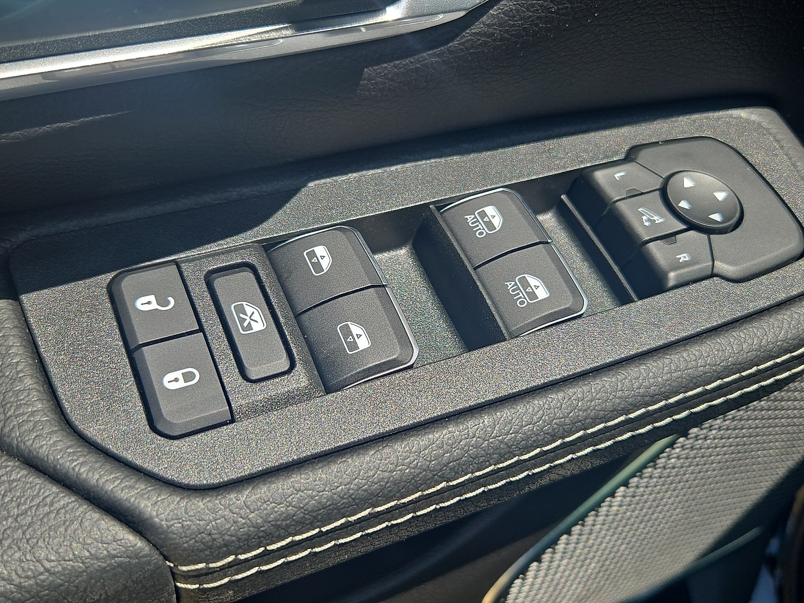 2025 RAM 1500 Laramie - Photo 10