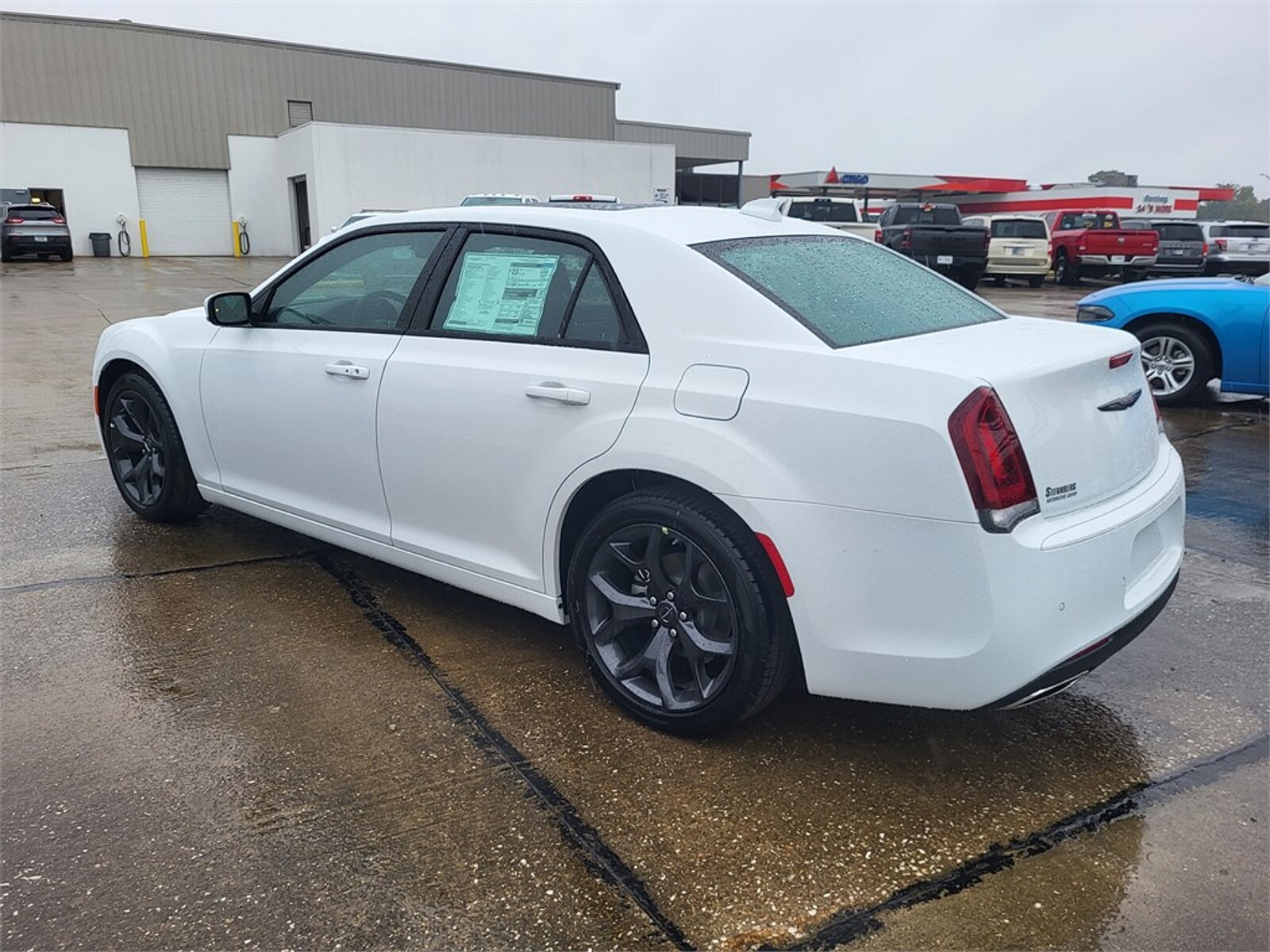 2023 Chrysler 300 photo 2