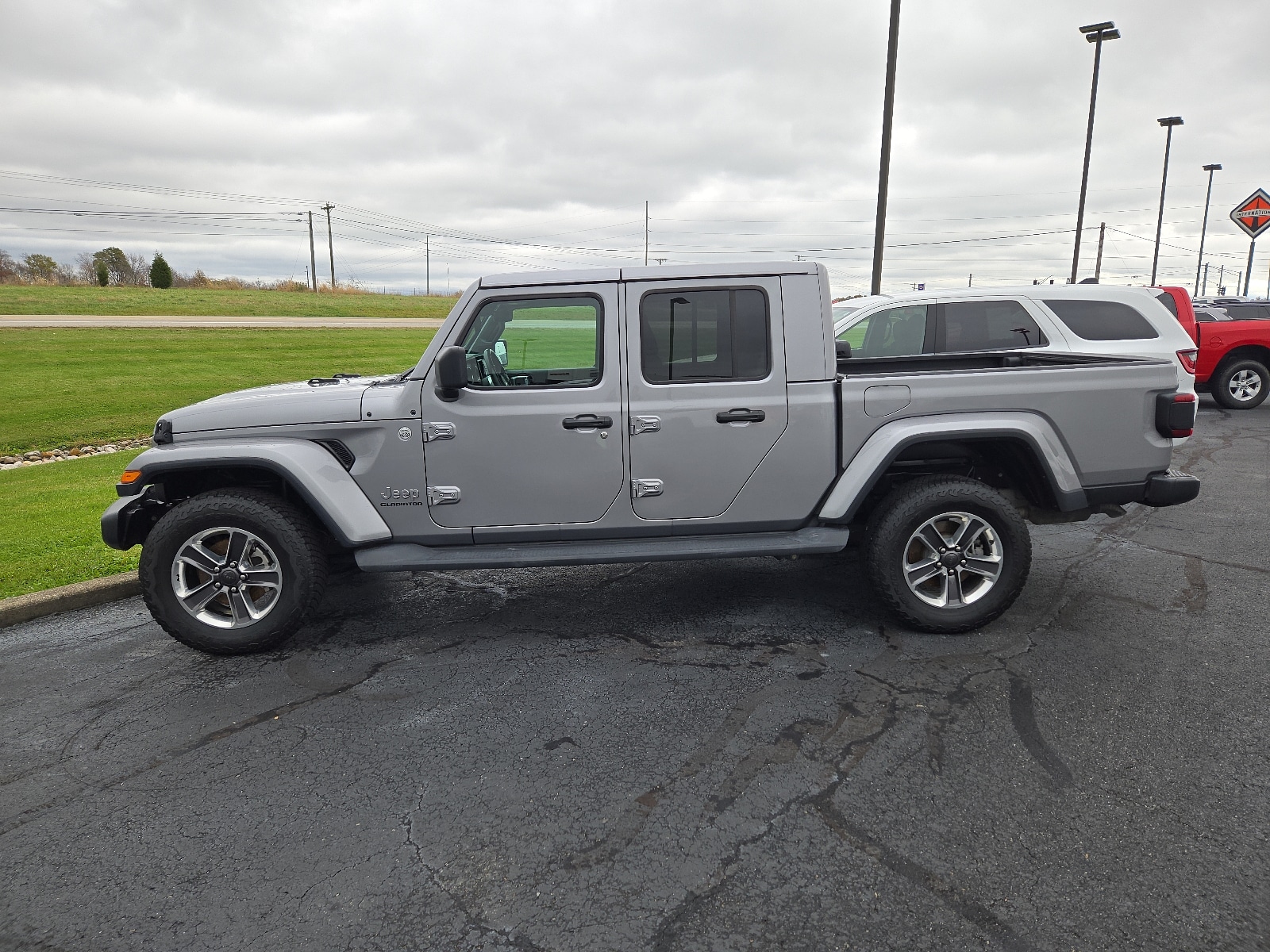 Used 2020 Jeep Gladiator Overland with VIN 1C6HJTFGXLL124115 for sale in Jasper, IN