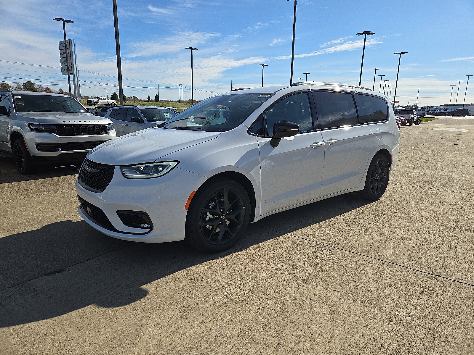 2026 Chrysler Pacifica Select's photo