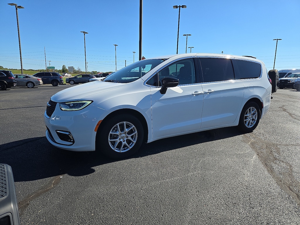 Used 2024 Chrysler Pacifica Touring L