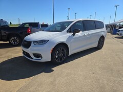 2026 Chrysler Pacifica Select Passenger Van