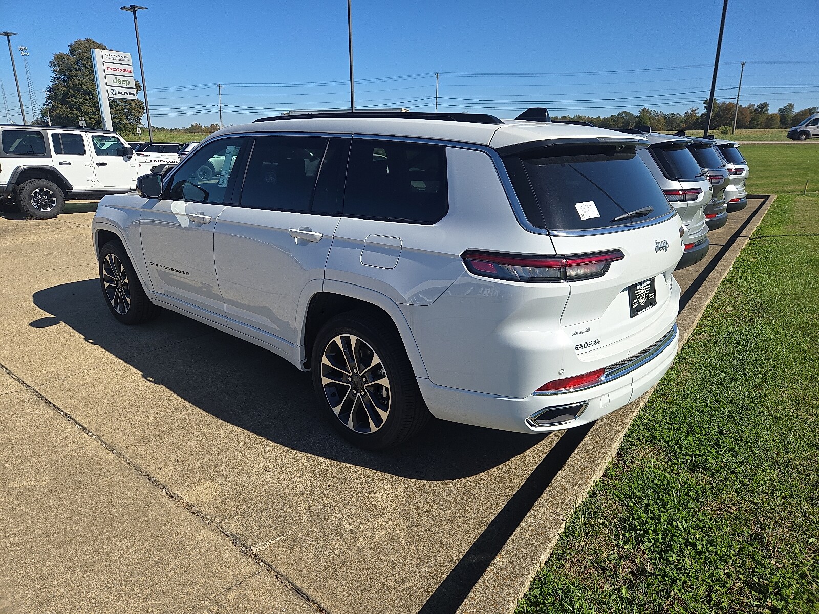 2025 Jeep Grand Cherokee Overland photo 2