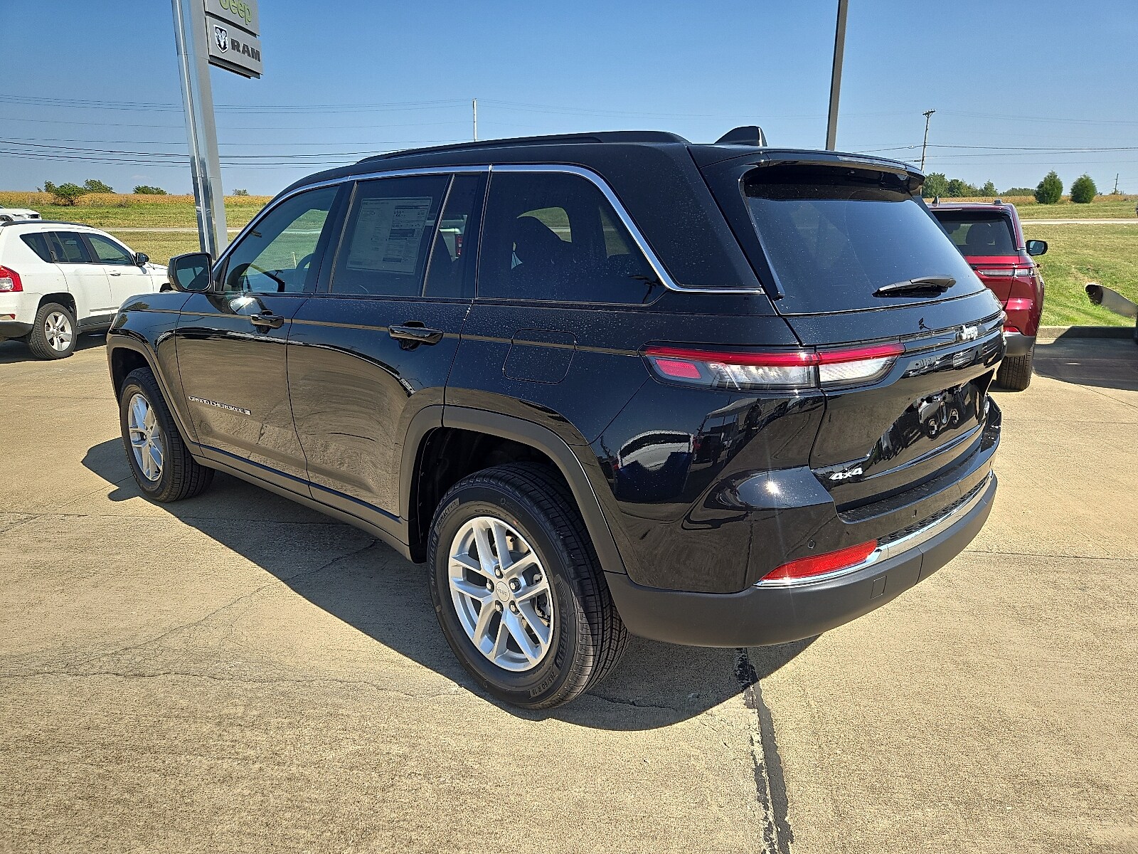 2025 Jeep Grand Cherokee Laredo photo 3