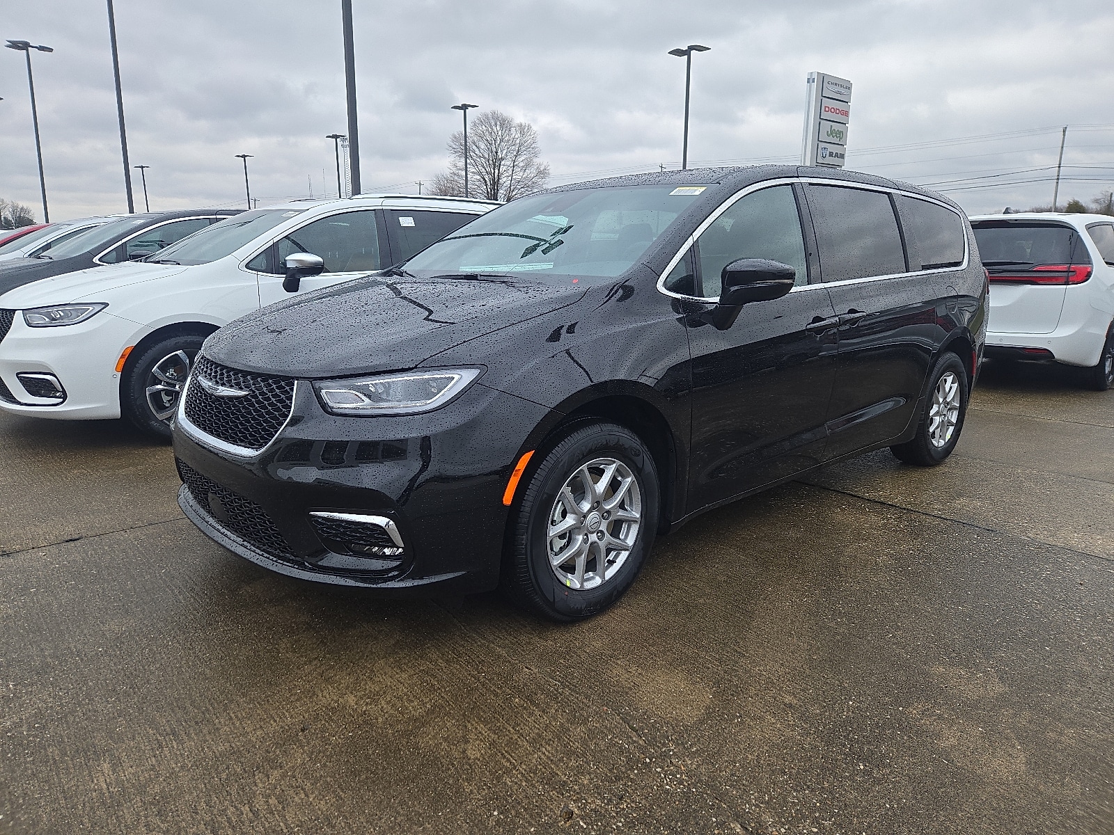 2026 Chrysler Pacifica Select's photo