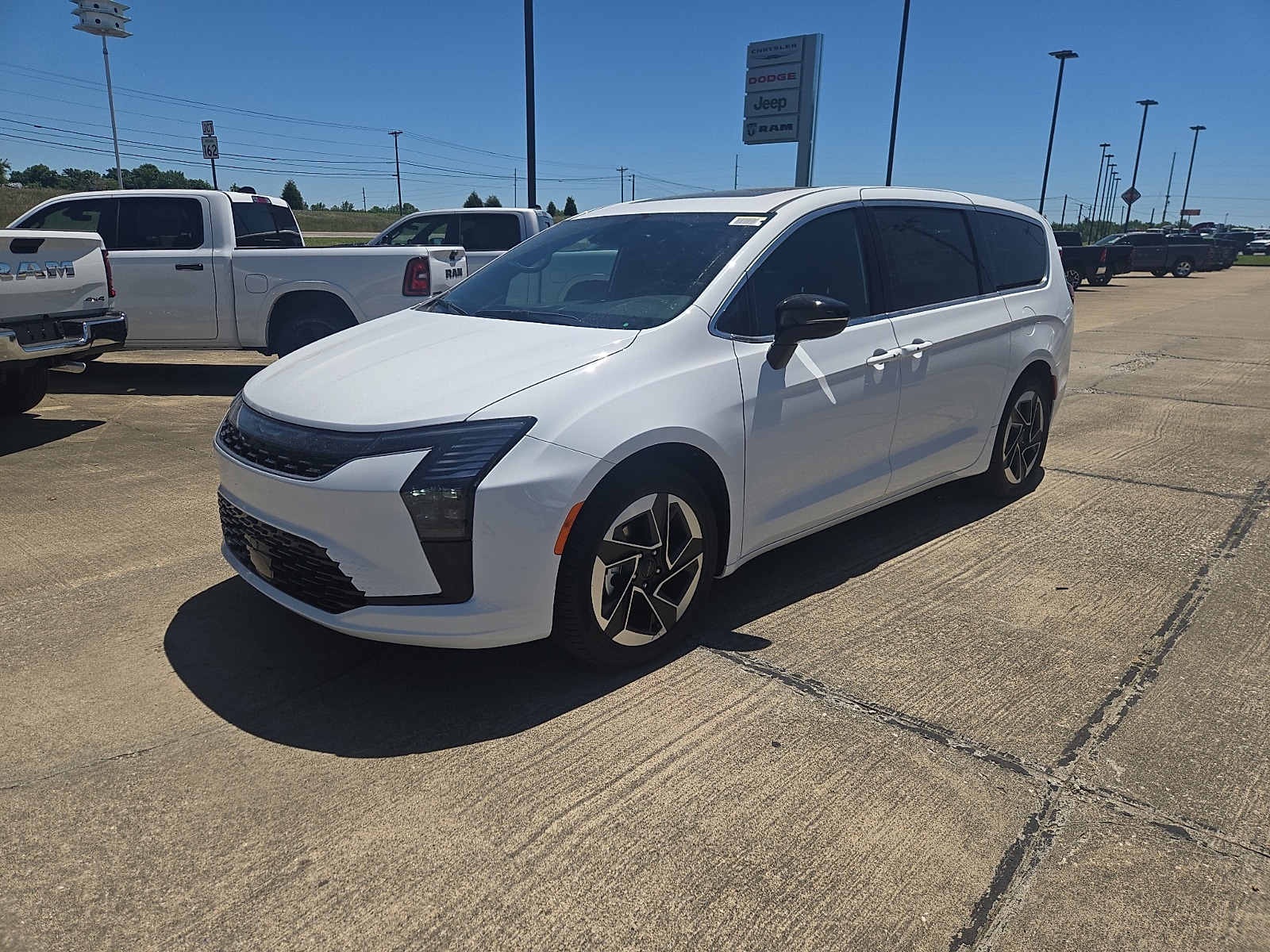 2027 Chrysler Pacifica Limited's photo