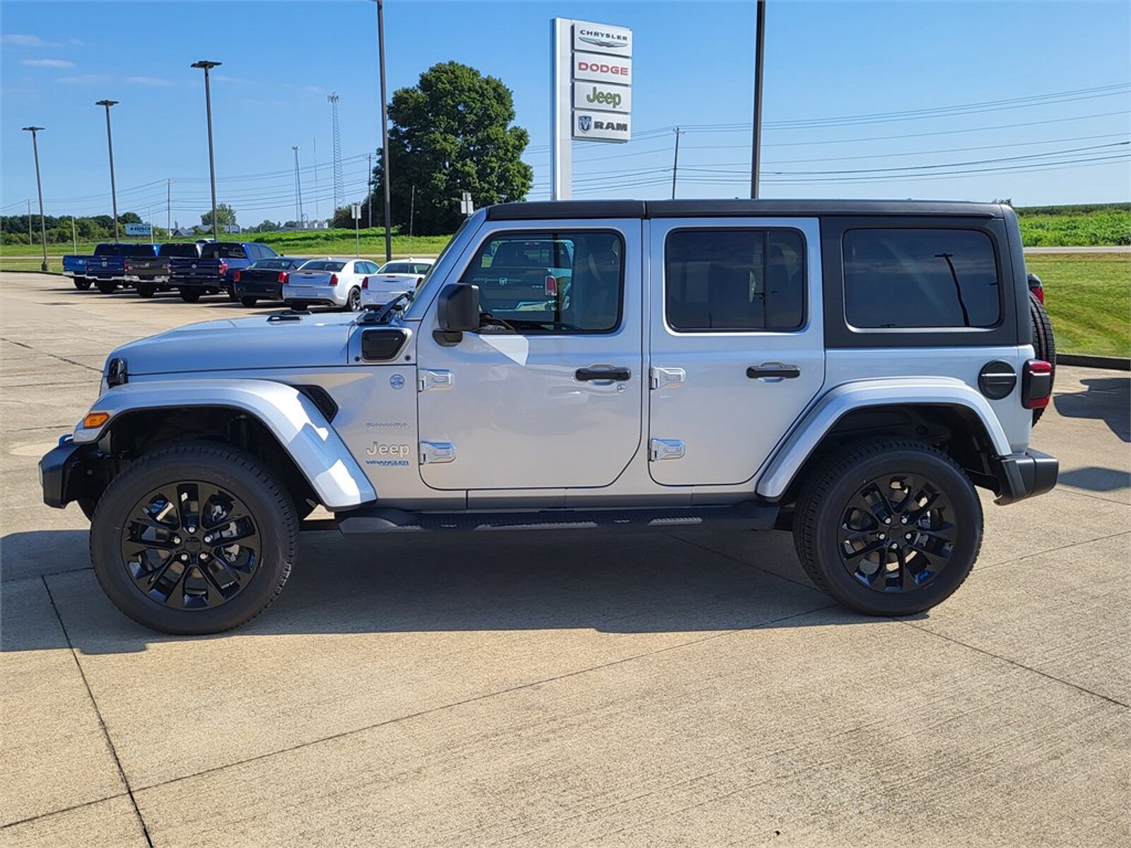 2022 Jeep Wrangler 4xe Unlimited Sahara Sport photo 2
