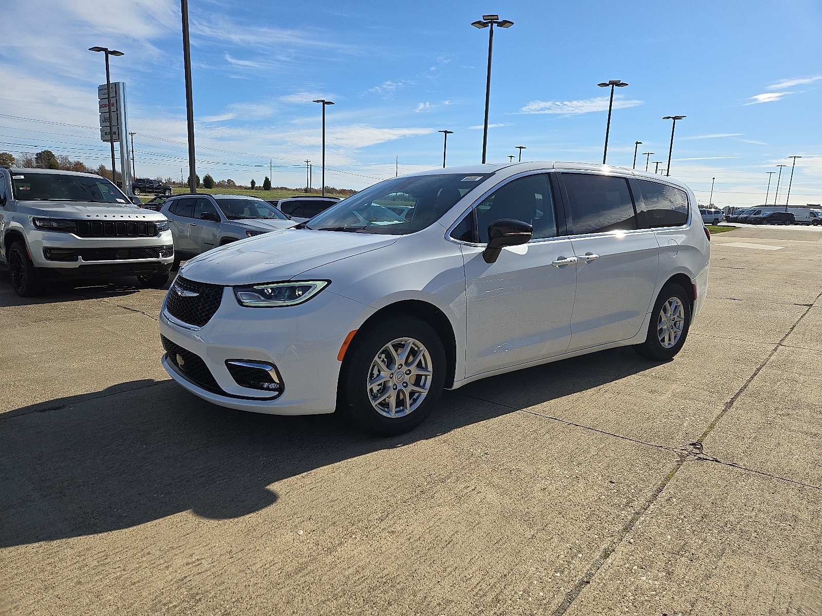 2026 Chrysler Pacifica Select's photo