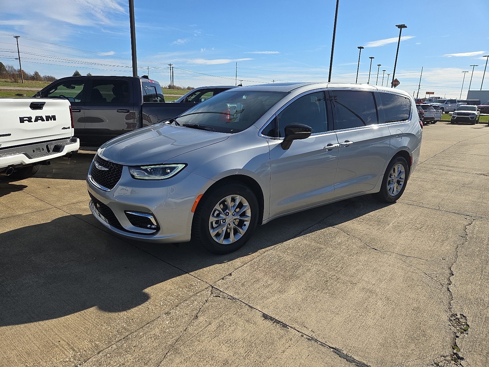 2026 Chrysler Pacifica Limited's photo