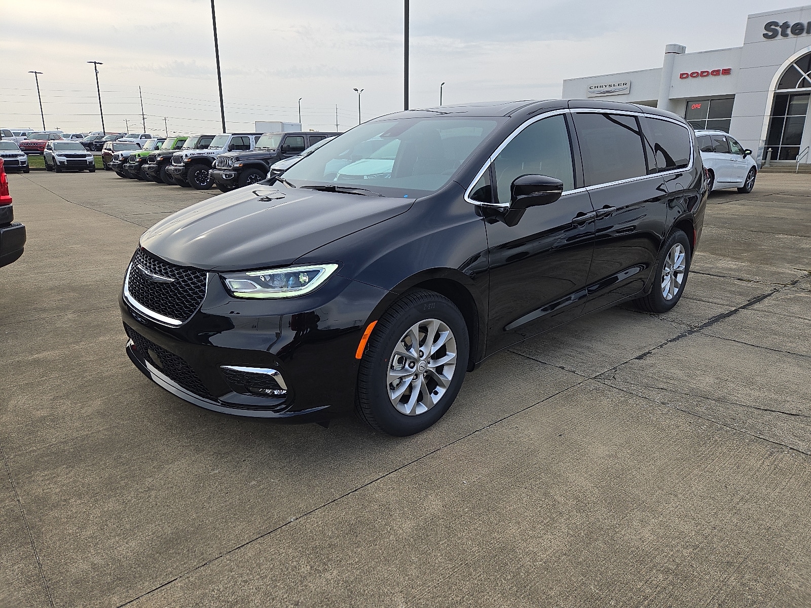 2026 Chrysler Pacifica Limited's photo