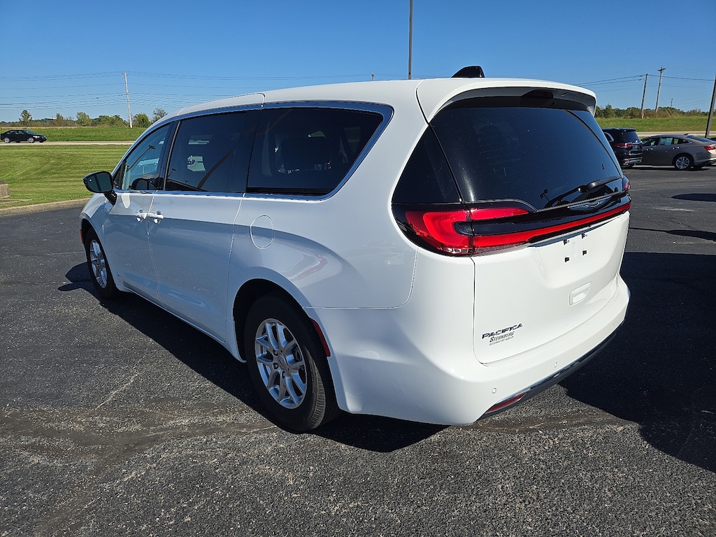 Used 2024 Chrysler Pacifica Touring L