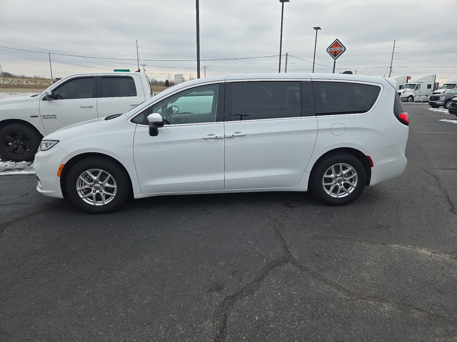 Used 2023 Chrysler Pacifica Touring L with VIN 2C4RC1BG2PR552985 for sale in Jasper, IN