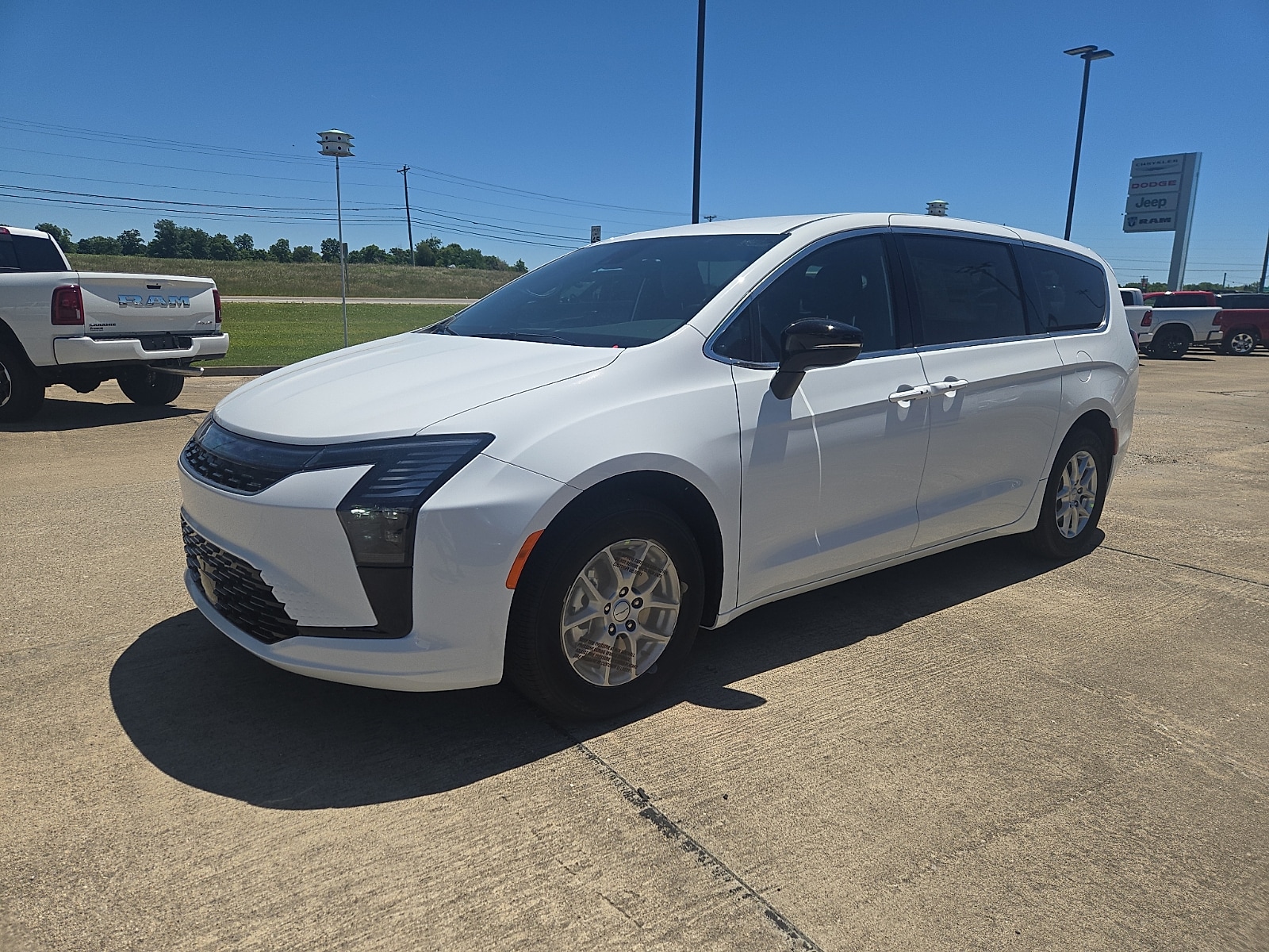 2027 Chrysler Pacifica Select's photo
