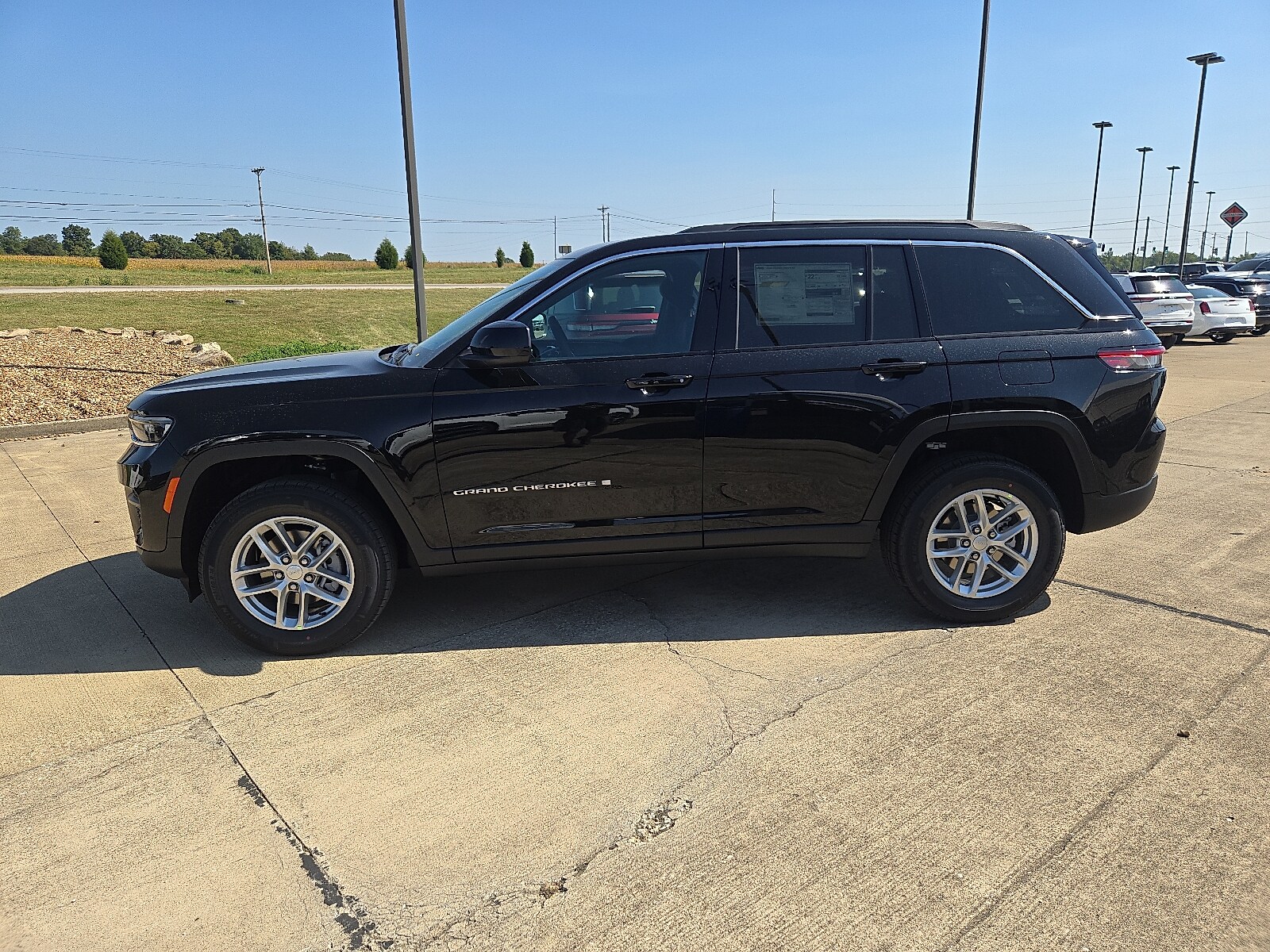 2025 Jeep Grand Cherokee Laredo photo 2