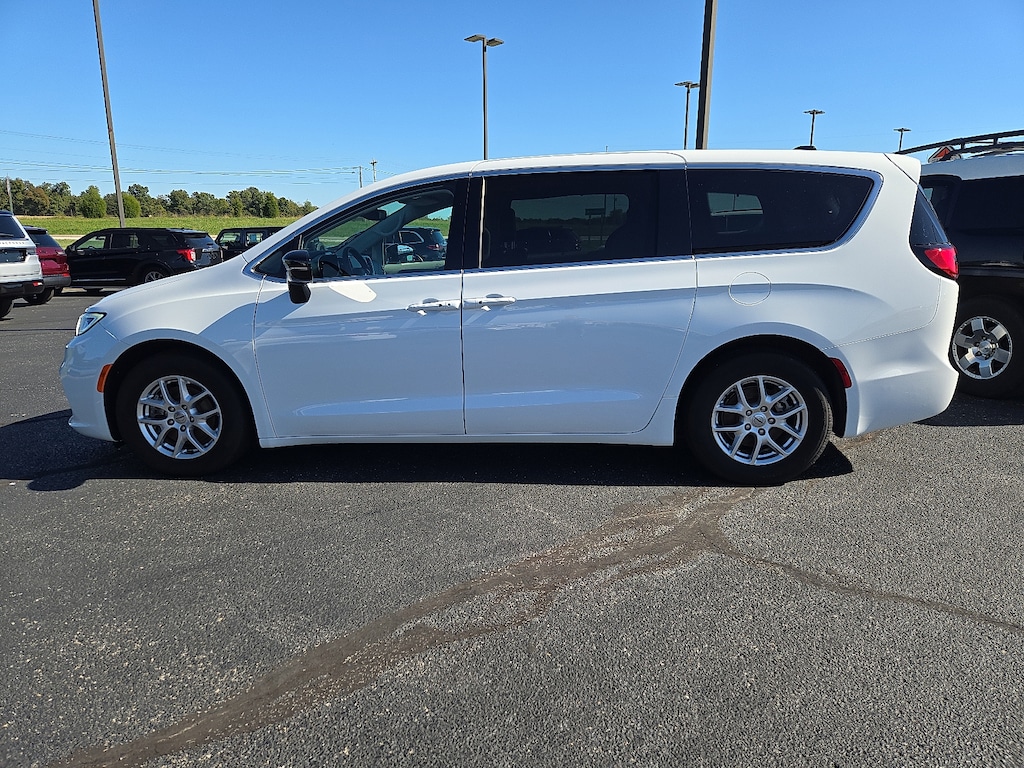 Used 2024 Chrysler Pacifica Touring L