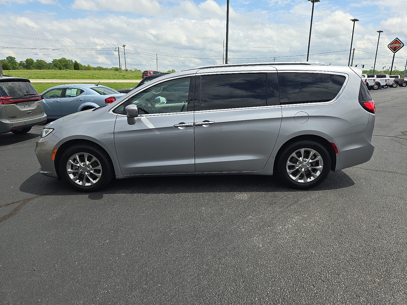 Used 2021 Chrysler Pacifica Touring L with VIN 2C4RC1BG2MR521330 for sale in Jasper, IN