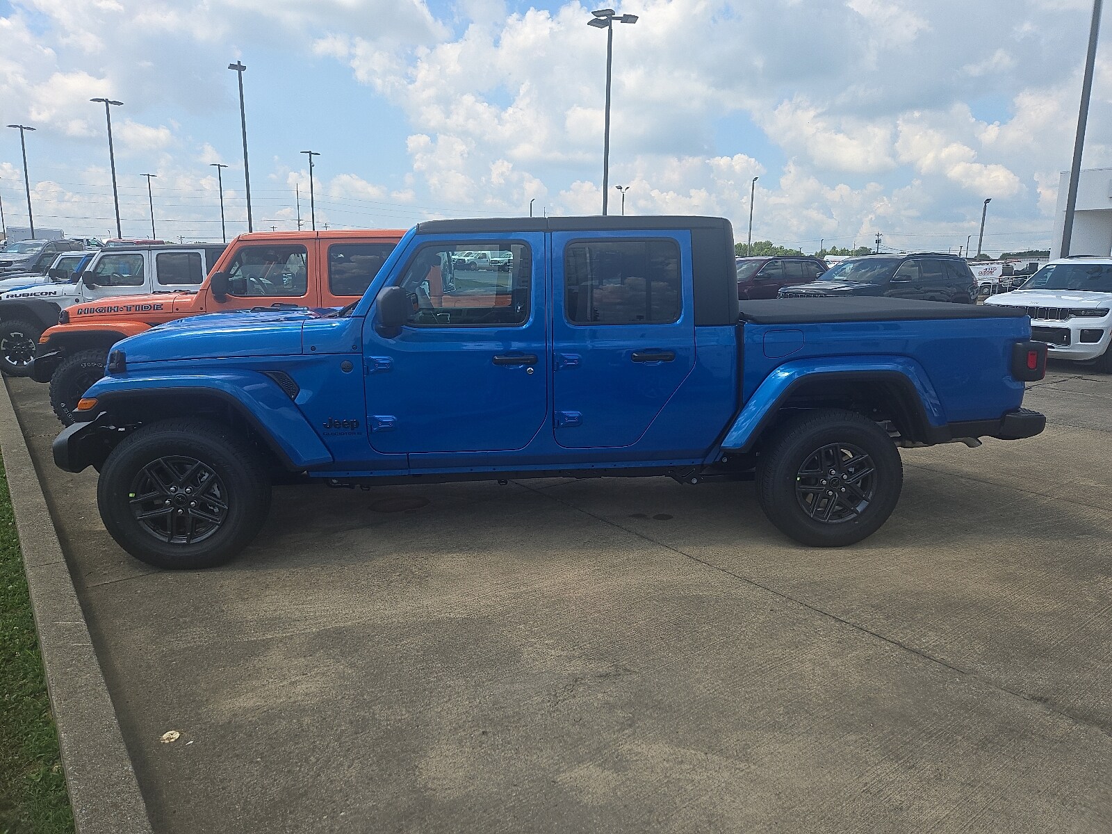 2025 Jeep Gladiator Sport S photo 2