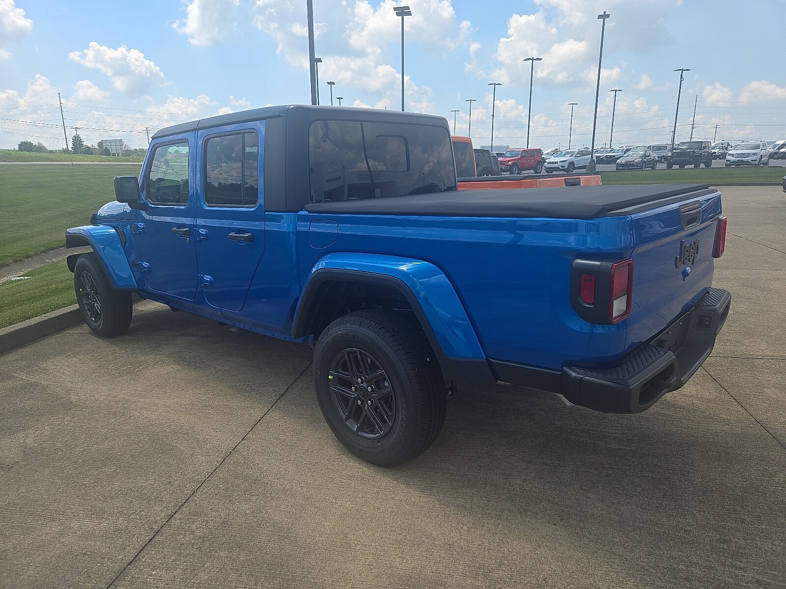 2025 Jeep Gladiator Sport S photo 3