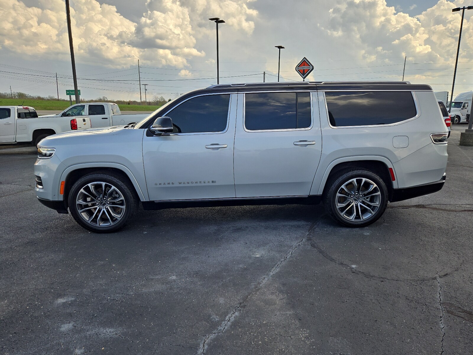 2023 Jeep Grand Wagoneer L III photo 2