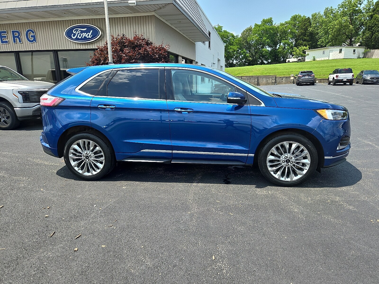 2024 Ford Edge Titanium photo 2