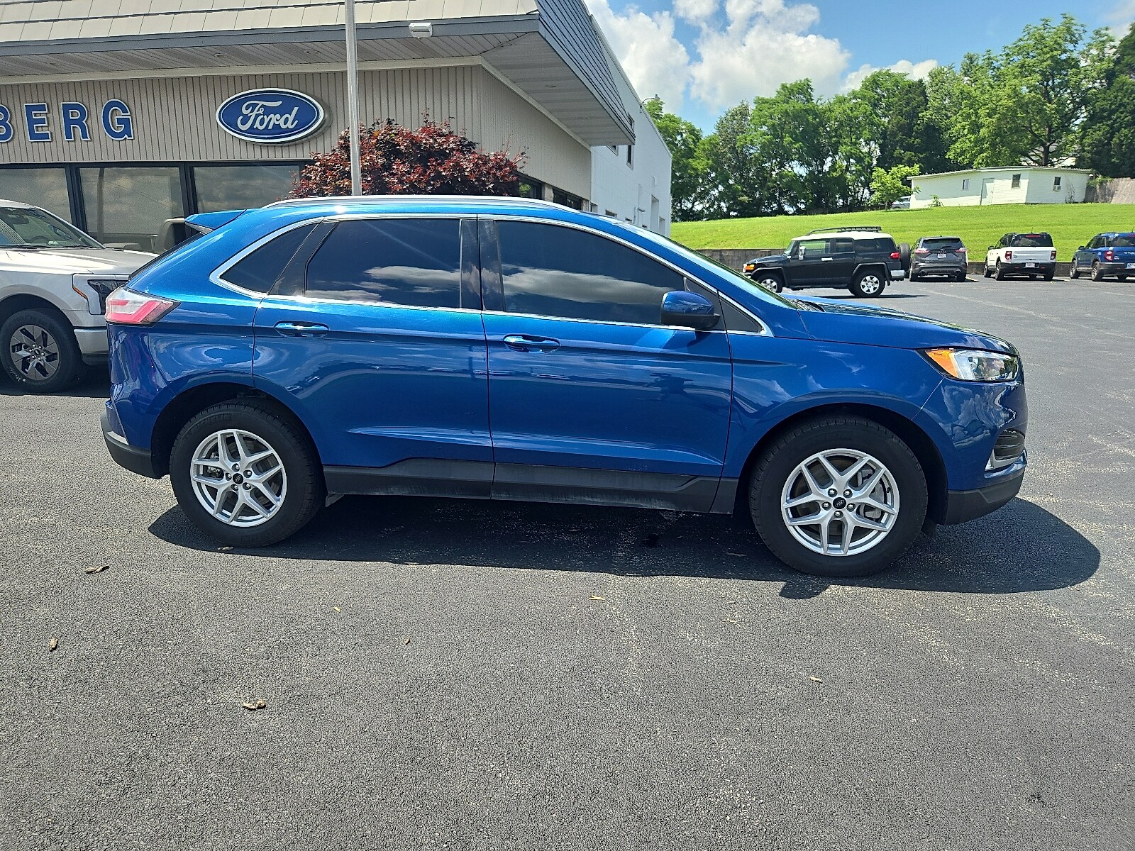 2024 Ford Edge SEL photo 2