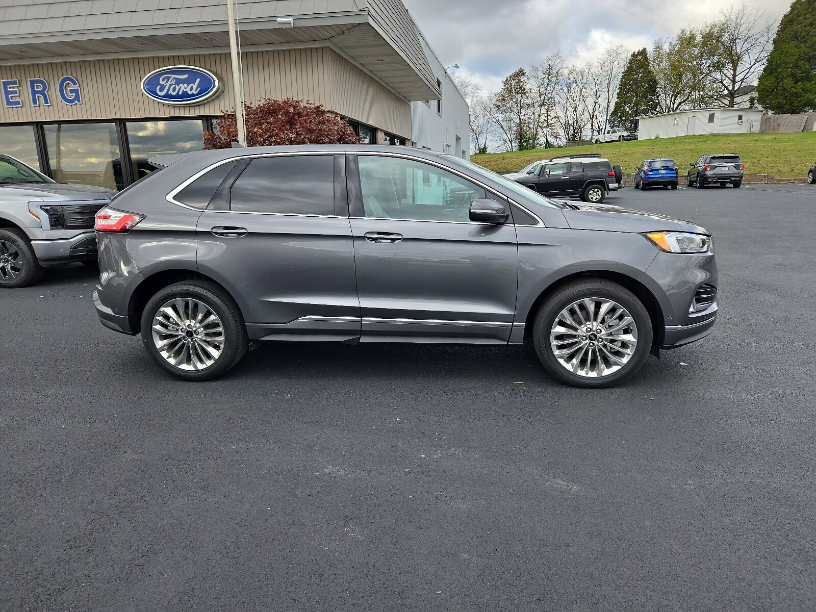 2024 Ford Edge Titanium photo 2