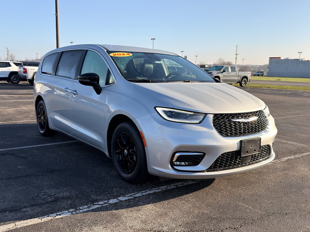 Used 2024 Chrysler Pacifica Touring L Van Passenger Van