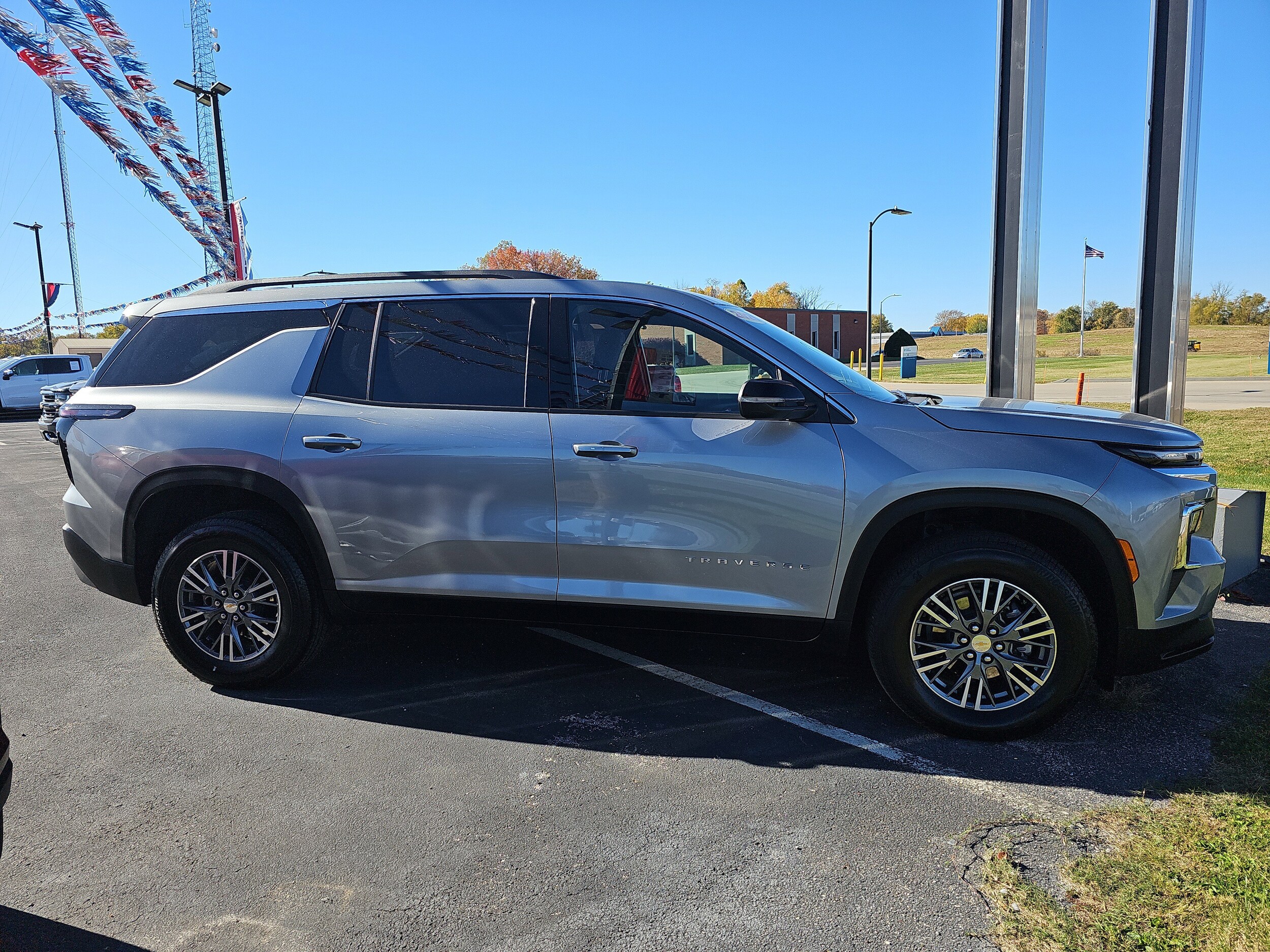 2025 Chevrolet Traverse photo 3