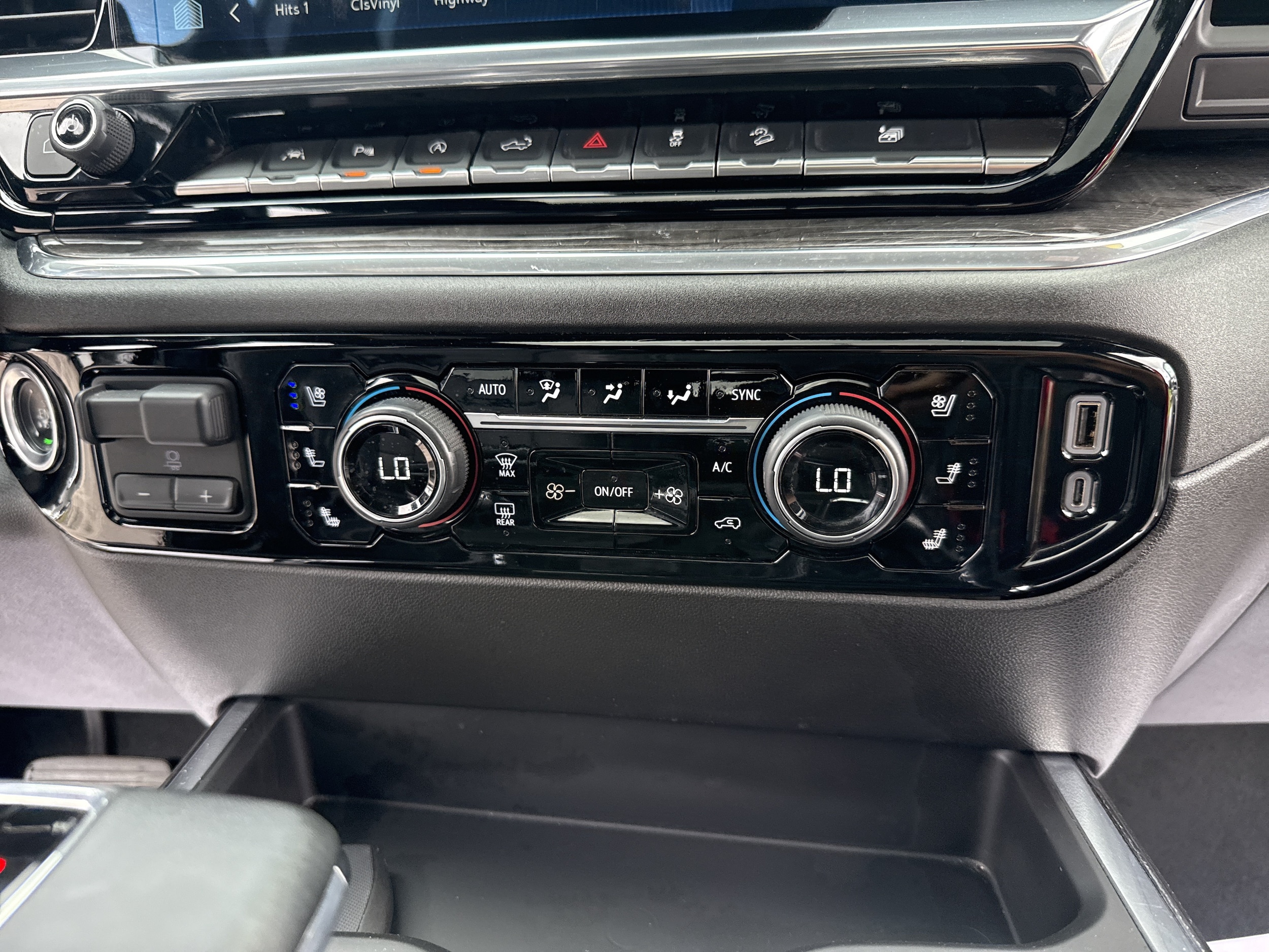 2025 Chevrolet Silverado 1500 LTZ - Photo 21