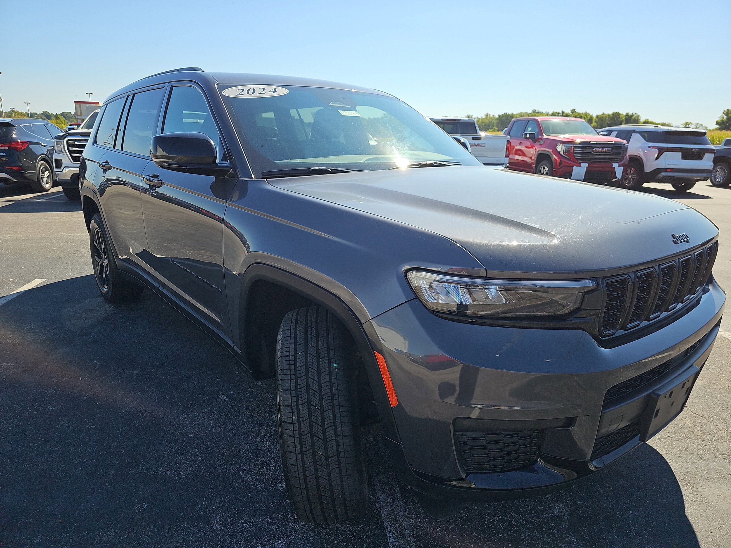 2024 Jeep Grand Cherokee Altitude photo 2