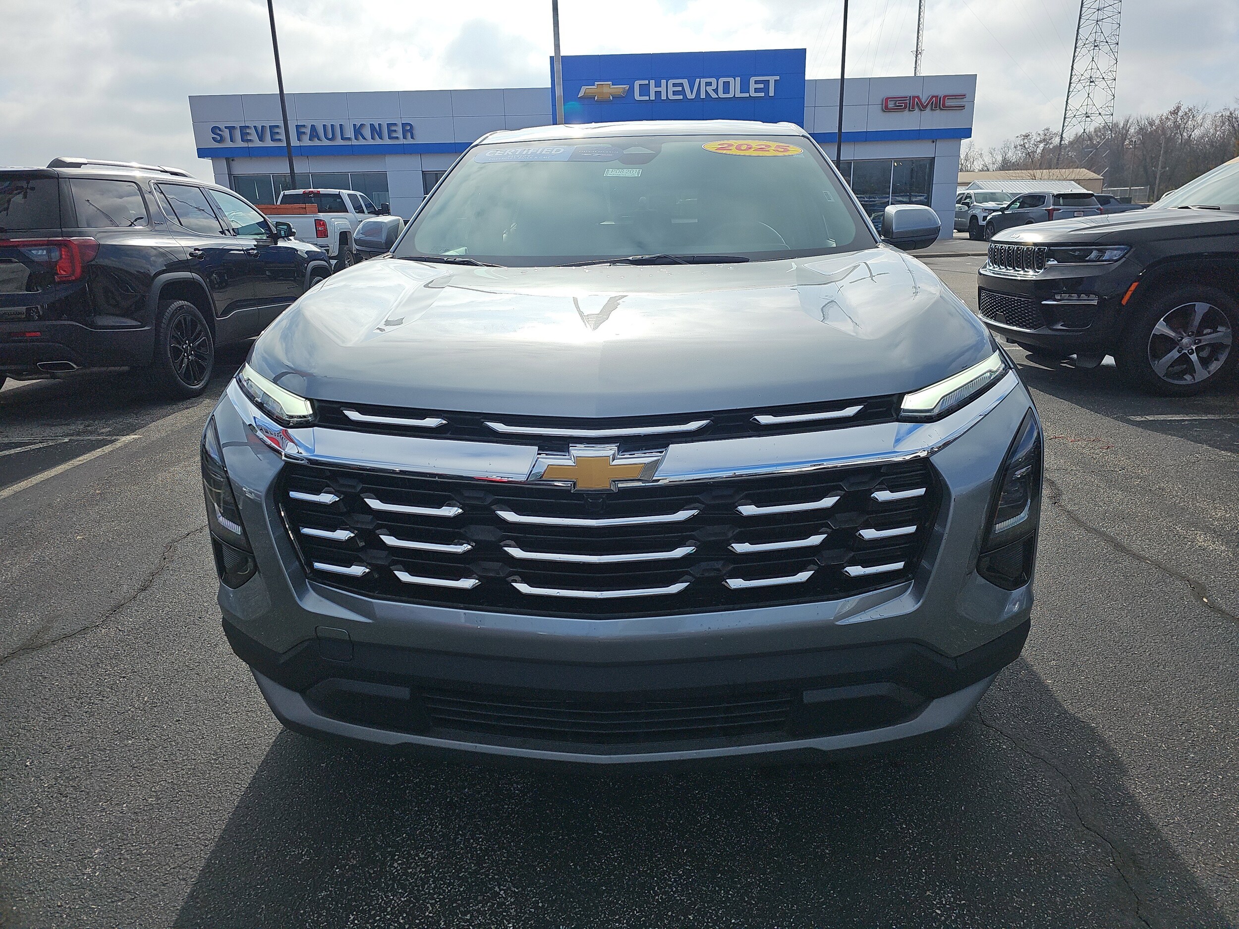 2025 Chevrolet Equinox LT photo 2