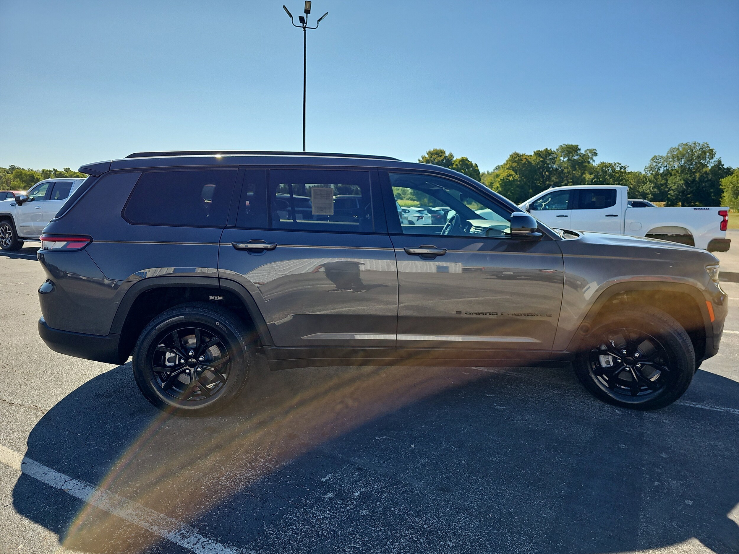 2024 Jeep Grand Cherokee Altitude photo 3