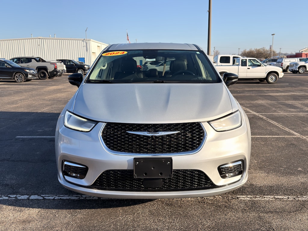 Used 2024 Chrysler Pacifica Touring L Van Passenger Van