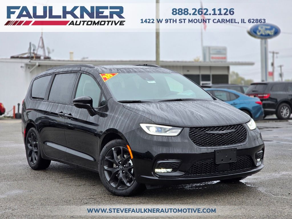 2026 Chrysler Pacifica Limited's photo