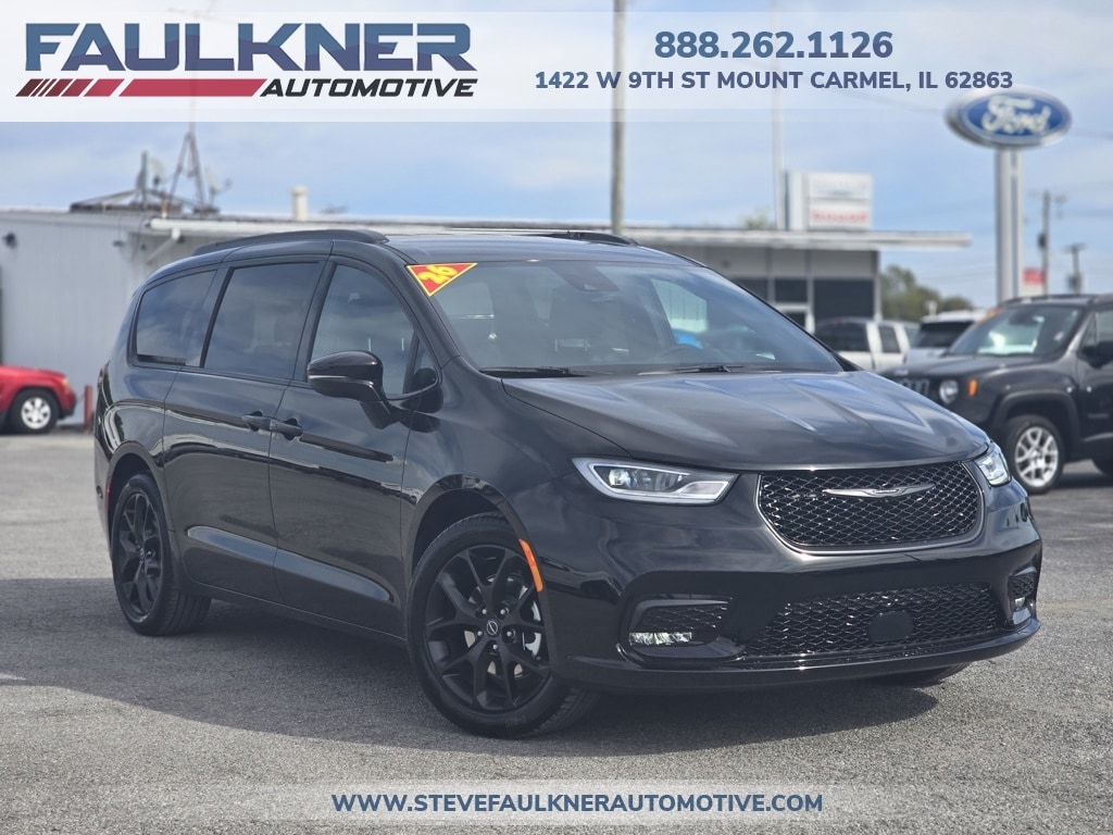 2026 Chrysler Pacifica Select's photo