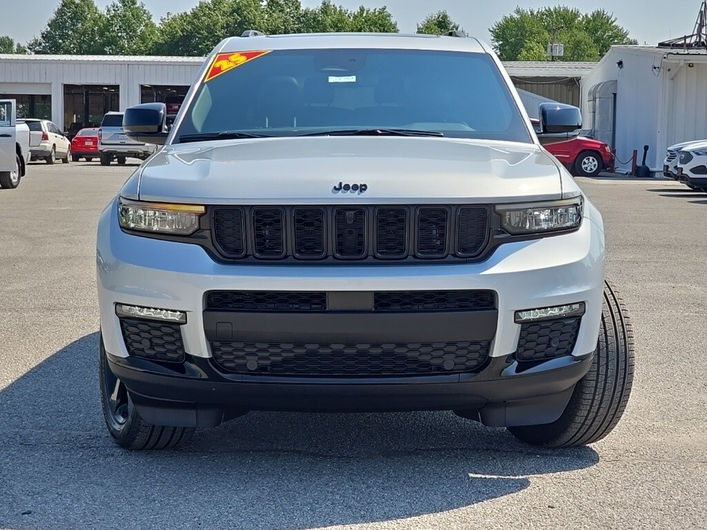 2025 Jeep Grand Cherokee Limited photo 2