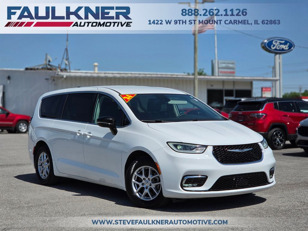 2024 Chrysler Pacifica Touring L's photo