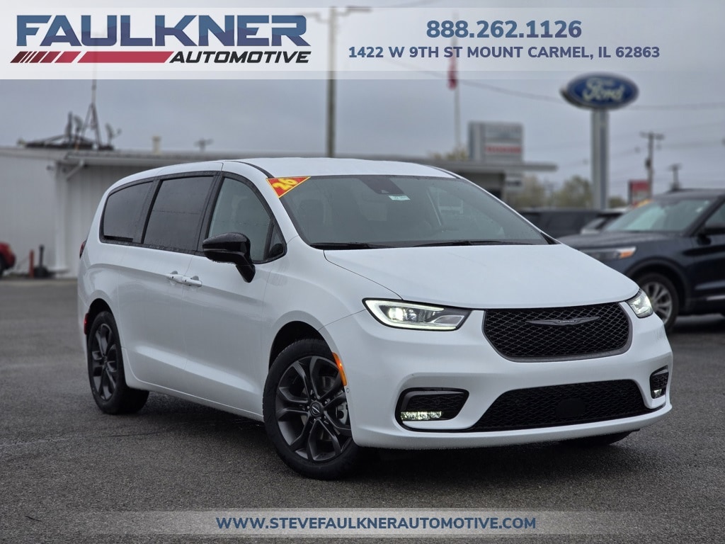 2026 Chrysler Pacifica Select's photo