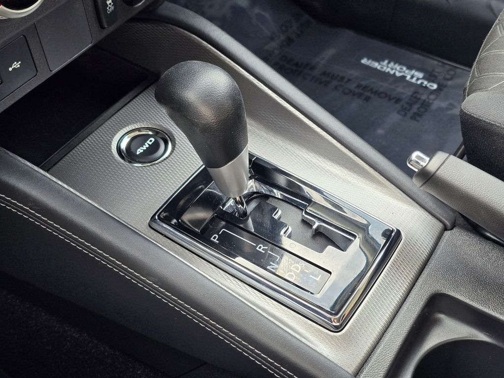 2025 Mitsubishi Outlander Sport SE photo 3