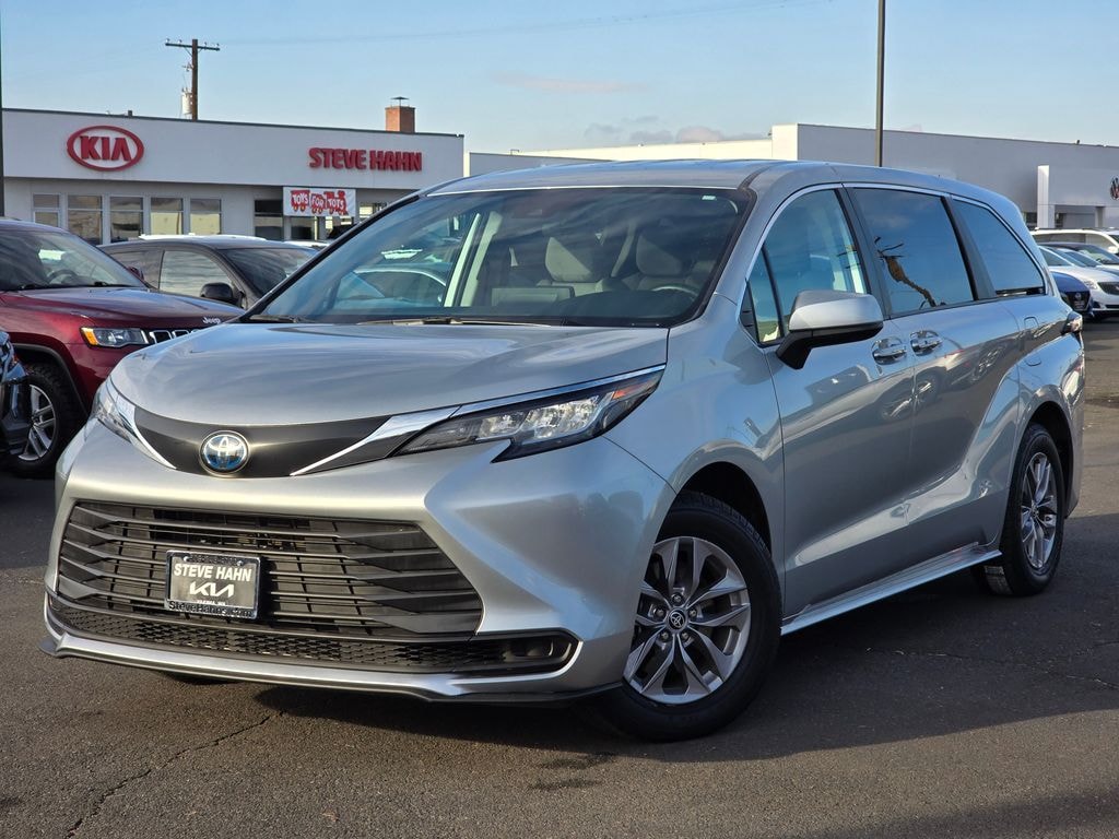 Used 2023 Toyota Sienna LE Minivan/Van