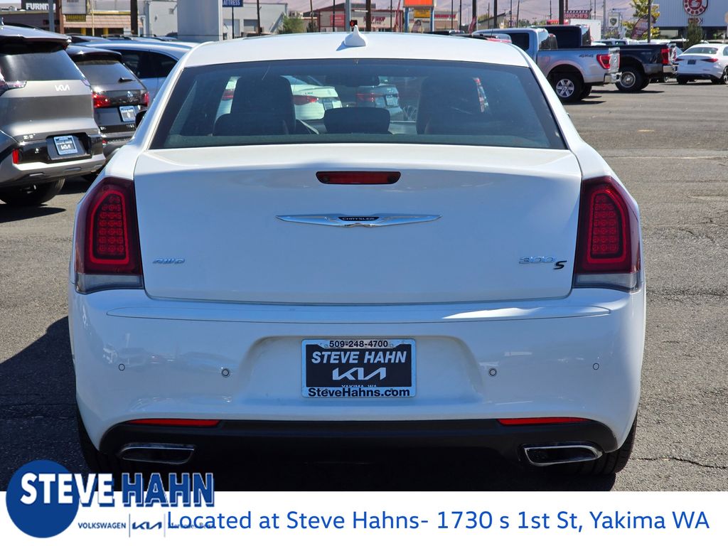 2015 Chrysler 300 S photo 4