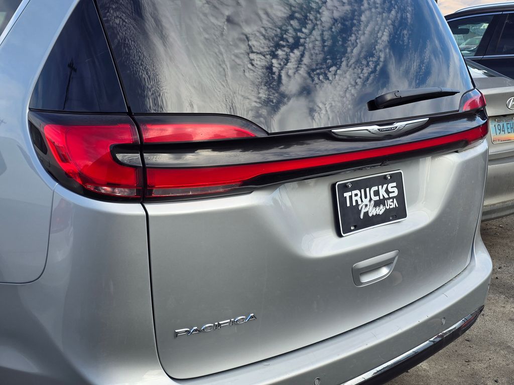 2024 Chrysler Pacifica Touring L photo 4